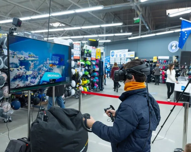 VR-зона Decathlon: посетители играют в «Снорклинг на австралийском рифе»