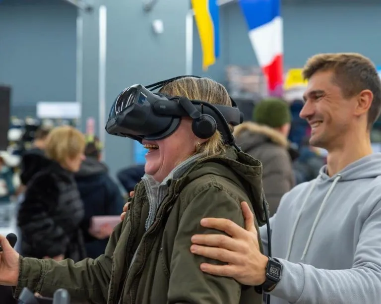 VR-зона Decathlon: посетители играют в «Снорклинг на австралийском рифе»