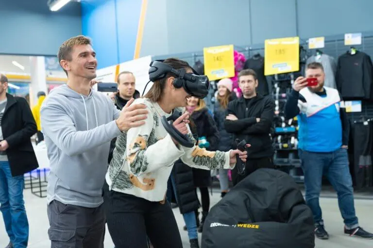 VR-зона Decathlon: посетитель играет в «На лыжах с Монблана»